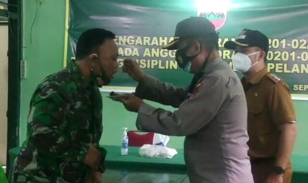  HUT TNI Ke- 75, Kapolsek Medan Timur Berikan Kue Tart Untuk Danramil 02/MT