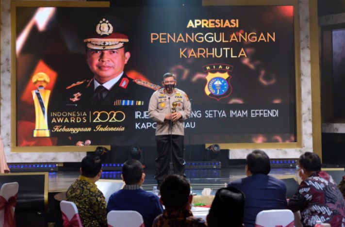  Kapolda Riau Terima Penghargaan Indonesia Award 2020.