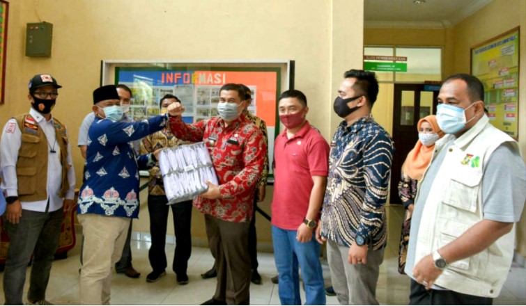  Ingin Masyarakat Patuhi Protokol Kesehatan, Bupati Kembali Serahkan Masker