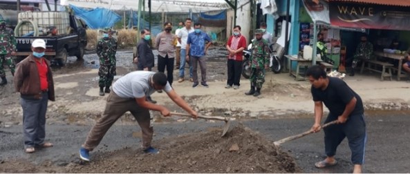  Bupati Karo, Dandim dan Kapolres Pantau Penimbunan Jalan Berlubang