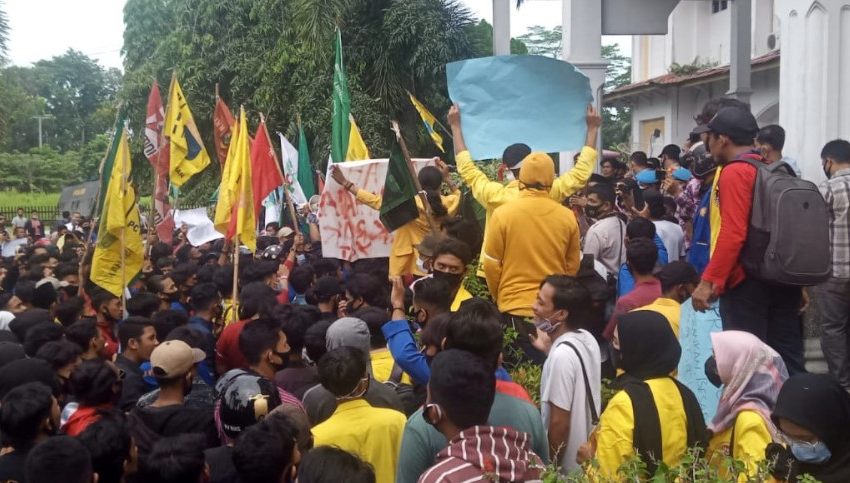  Mahasiswa se-Asahan Geruduk Kantor DPRD, Tuntut Penghapusan RUU Omnibus Law