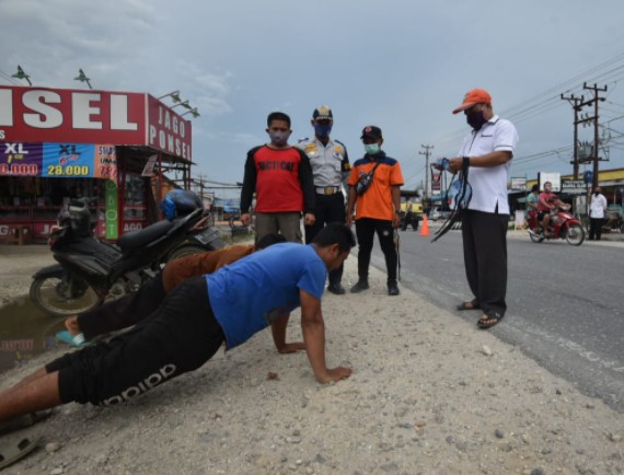  Hari Ke- 14, PSBM Tim Satgas Berikan Sosialisasi dan Tindakan Pelanggar Perbup 44/2020