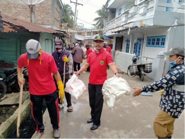  Sambut Kedatangan Bupati, Camat Kualuh Leidong Gotong Royong Bersihkan Drainase