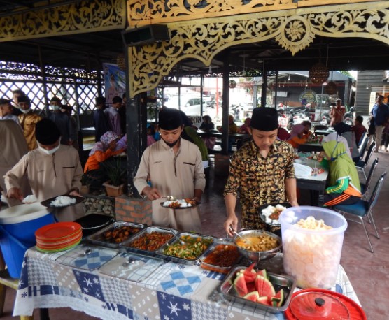  Satreskrim Polres Kampar Sediakan Makan Siang untuk Anak Yatim dan Dhuafa