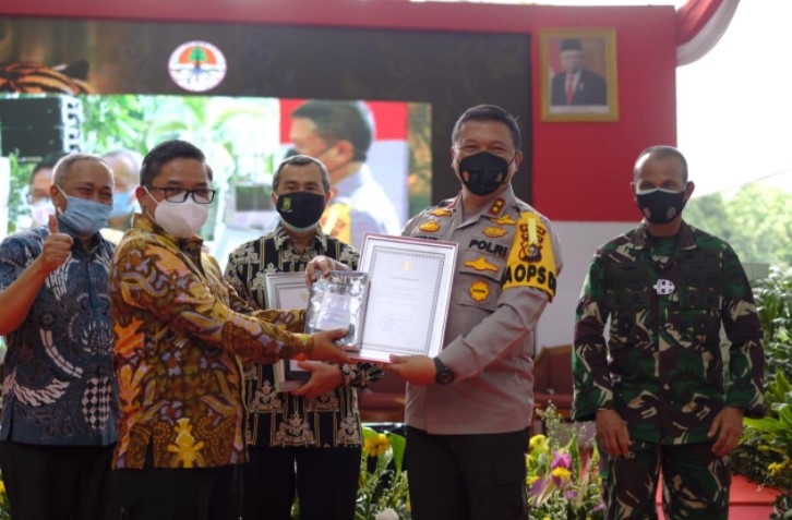  Kapolda Riau Terima Penghargaan Dari Menteri LHK RI