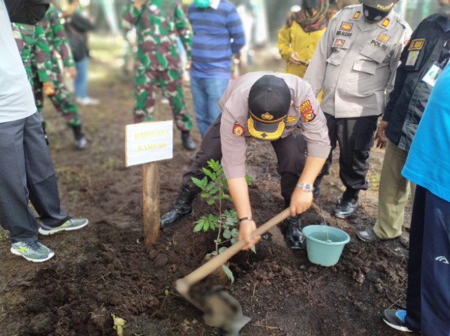 Kapolsek Tapung Peringati Hari Penanaman Pohon Indonesia