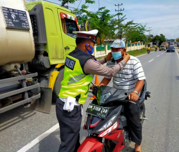  Ops Zebra 2020, Polsek Kampar Kiri Bagikan 500 Masker Kepada Masyarakat Pengguna Jalan