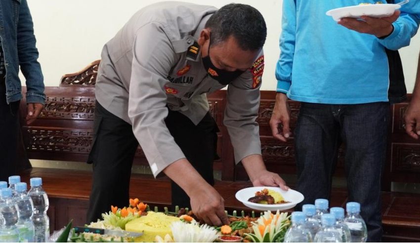  Peringati HUT Humas Polri Ke – 69, Polres Siak Potong Tumpeng bersama Insan Pers