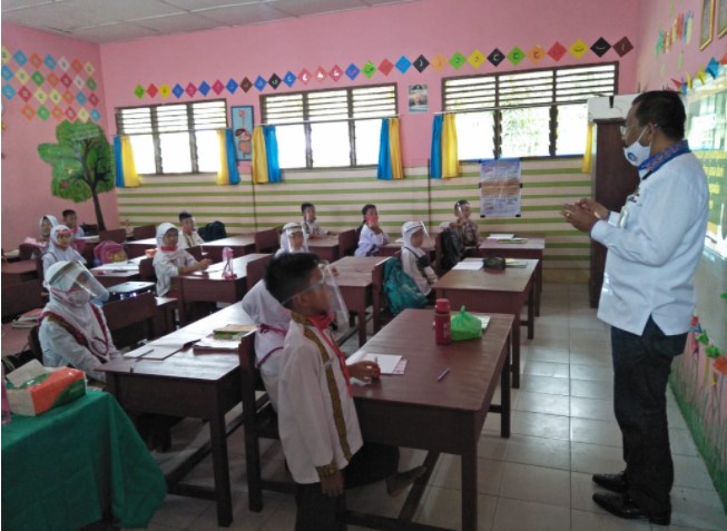  Kadisdik Batubara Tinjau Kegiatan Belajar Mengajar Tatap Muka di SDN 14 Mangkai Baru