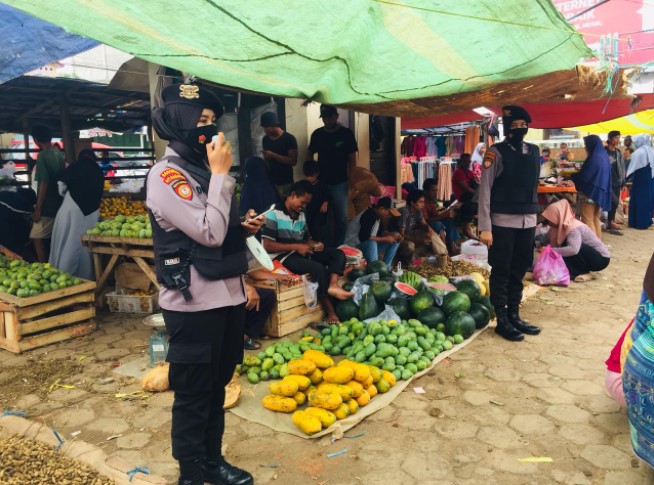  Aksi Polwan Polda Banten Tekan Penyebaran Covid-19 di Pasar Kalodran