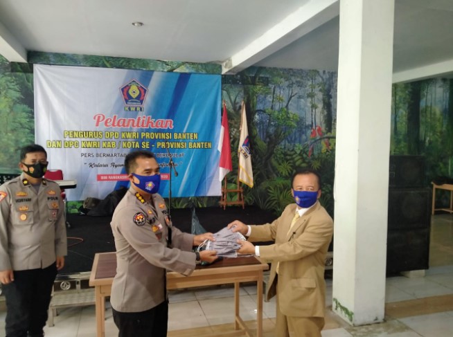  Cegah Penyebaran Covid-19, Kabid Humas Polda Banten Bagikan Masker di Pelantikan Pengurus KWRI