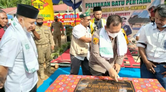  Bupati Zahir Bersama Kapolres Batubara Letakan Batu Pertama Rumah Tahfidz