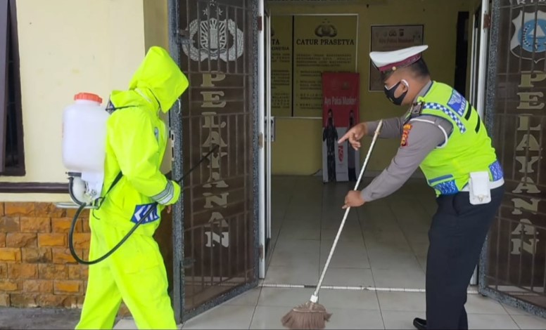  Cegah Penularan Covid-19, Polsek Kampar Kiri Hilir Rutin Lakukan Desinfeksi di Lingkungan Mako dan Asrama