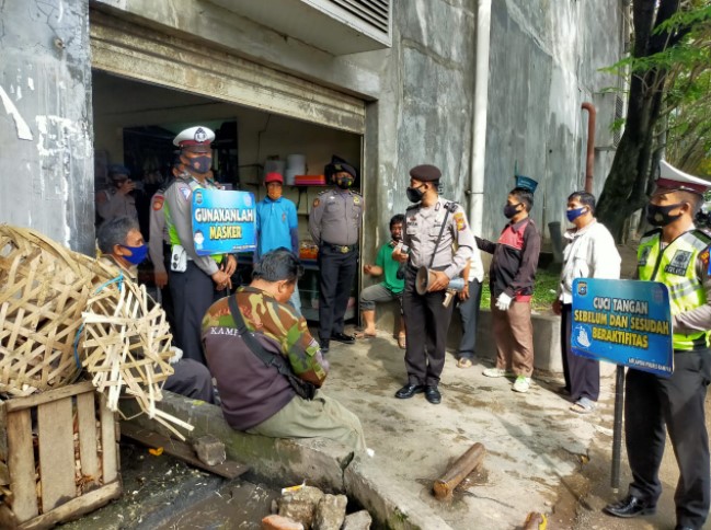  Anggota Polres Kampar Berikan Himbauan dan Pendisiplinan Protokol Kesehatan di Pasar Tradisional