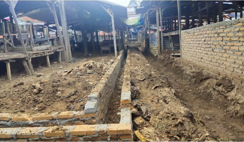  Kadis Koperindag Batubara Kaget, Proyek Drainase di Pasar Tradisional Lima Puluh Tak Pasang Plank