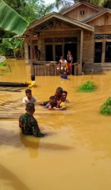  Mengharukan, Anggota Bhabinkamtibmas Polsek Seberida Terjang Banjir Evakuasi Warga Lumpuh Akut