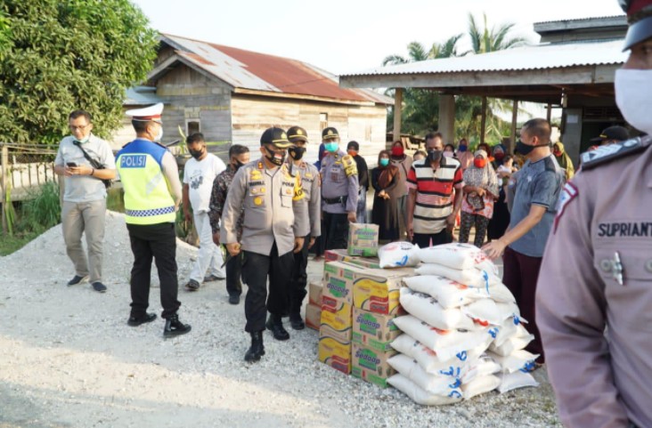  Kapolres Rohul Bagikan Sembako Untuk Masyarakat Terdampak Bencana Banjir di Desa Sontang