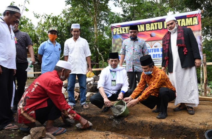  Bupati Tapsel Letakkan Batu Pertama Pembangunan Masjid Baitur Rahman