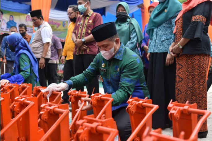  Dongkrak Perekonomian Masyarakat, Bupati Batubara Bantu Alat Press Pisang Saleh di Desa Sumber Makmur