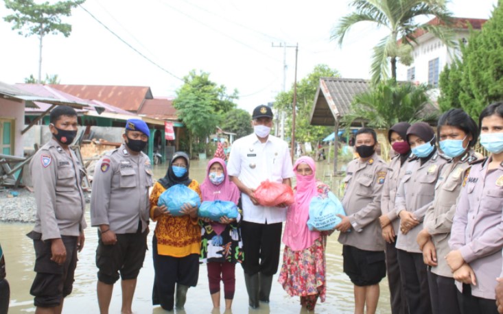  Polres Sergai Berikan Bantuan Sembako Kepada Korban Banjir