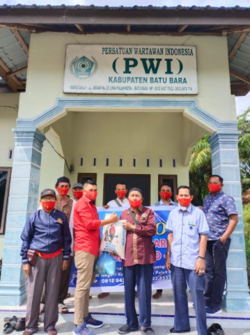  PWI Batubara Salurkan 50 Paket Sembako Untuk Para Wartawan