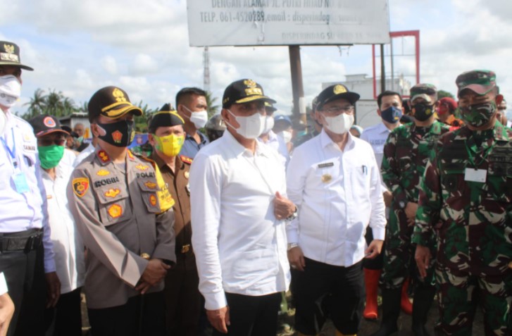  Kapolres Serdang Bedagai Dampingi Gubsu dan Pangdam I BB Berikan Bantuan Sembako Korban Bencana Alam