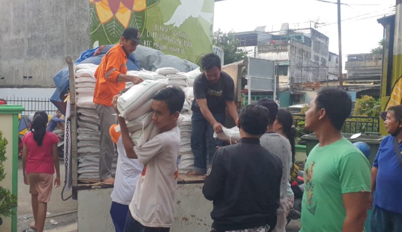  Kabaharkam Polri Kirim Bantuan 15 Ton Beras dan Mie Instan untuk Korban Banjir Kota Medan