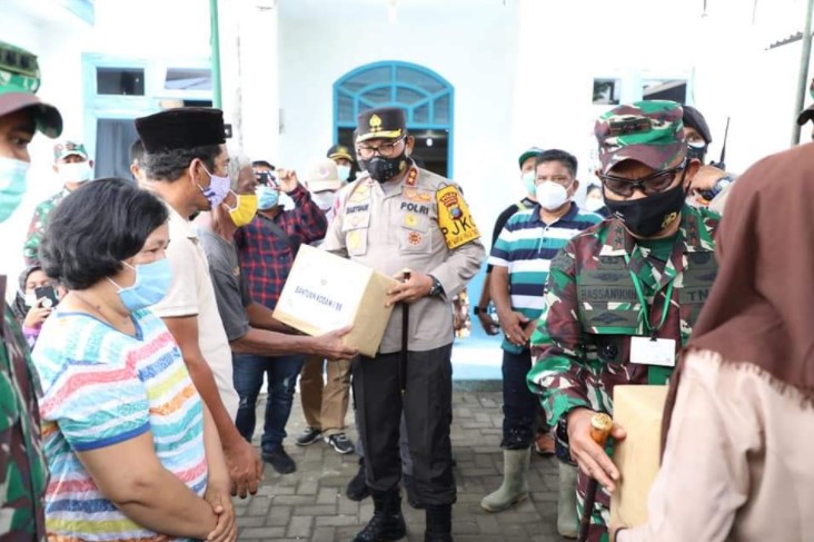  Kapolda Sumut Bersama Pangdam I/BB Bersenergi Atasi Banjir di Desa Tanjung Selamat