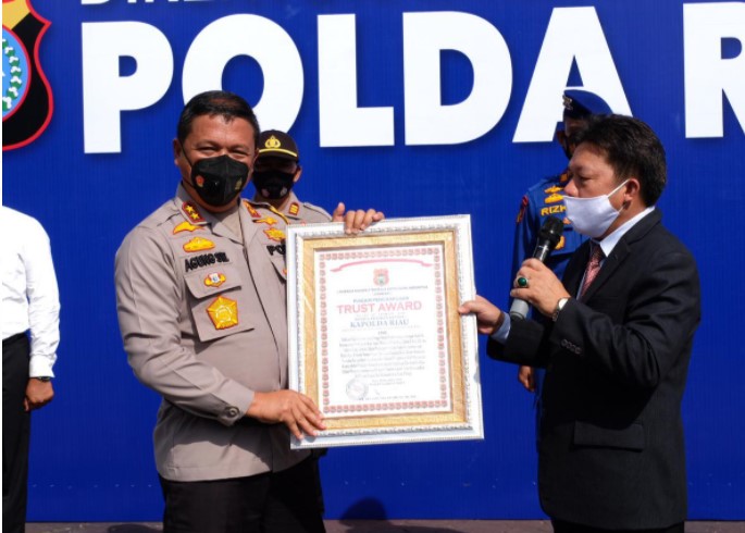  Kapolda Riau Terima Trust Award dari Lemkapi