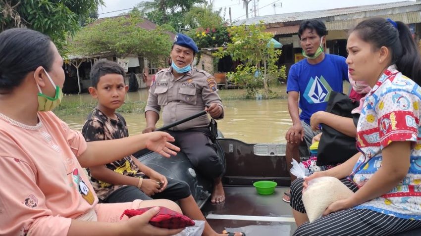  Satpol Air Polres Serdang Bedagai Bantu Warga Korban Banjir Menuju TPS