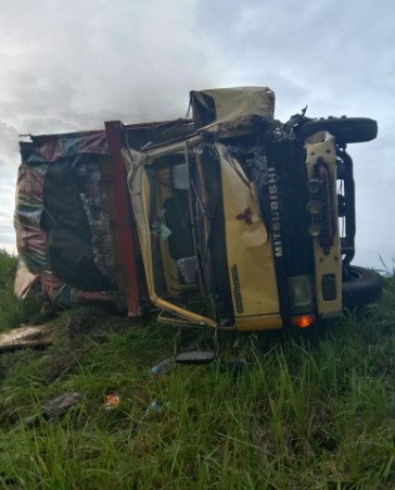 Truk Kontra Pick Up di Ruas Jalan Tol Sergai, 2 Orang Luka-Luka