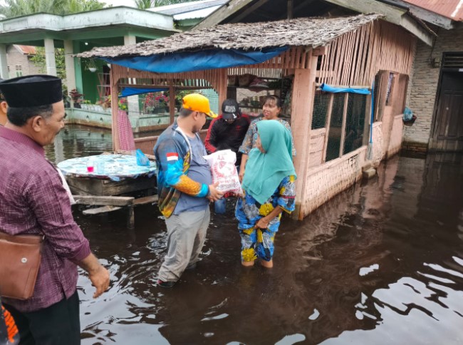  Bupati Terpilih Jargon Hebat Berbagi Sembako Untuk Korban Banjir Desa Air Hitam Labura