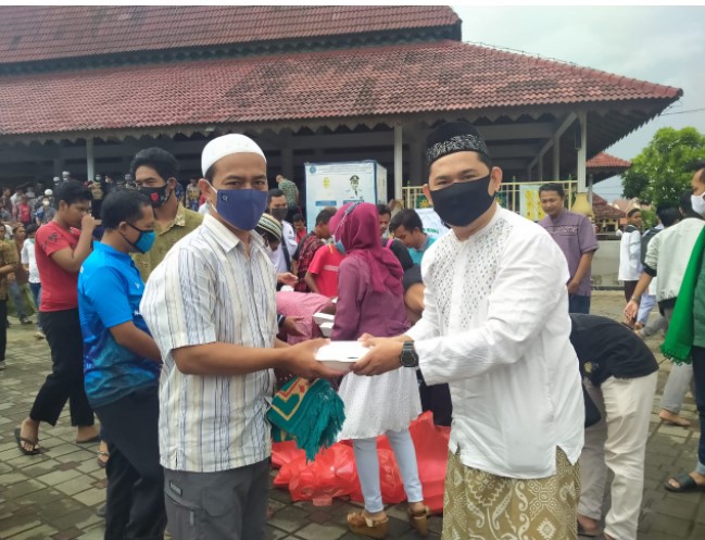 Kabaharkam Polri Bersama Prima DMI Bagikan Nasi Box Kepada Para Jamaah