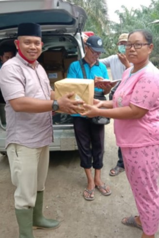  Kades Simpang Empat Tinjau dan Salurkan Bantuan Untuk Korban Banjir