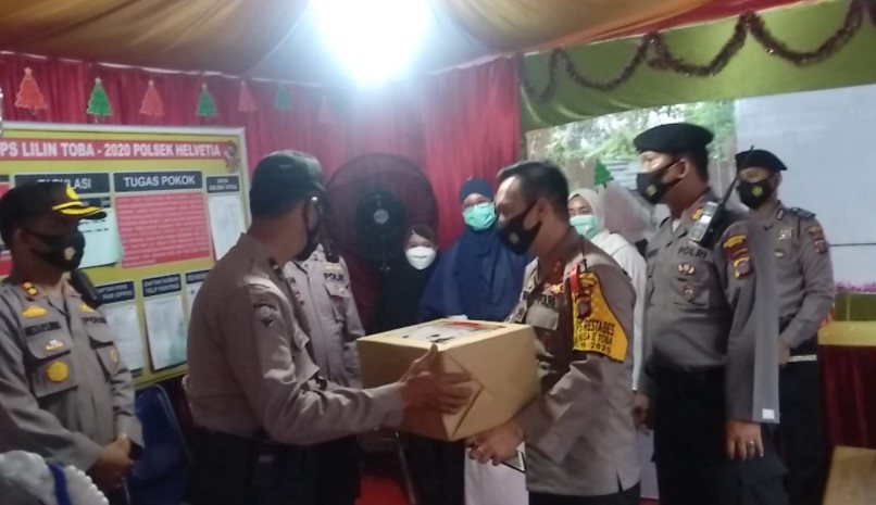  Wakapolrestabes Medan Cek Pos Pam X Manhattan Sekaligus Berikan Paket Natal dan Tahun Baru