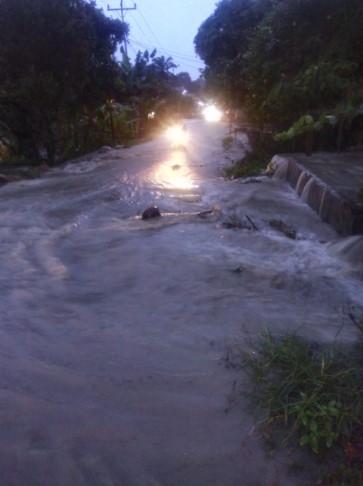  10 Tahun Tak Kunjung Diperbaiki, Jalan Arjosari Karang Rejo Kini Mirip Sungai