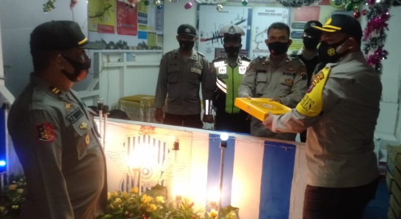  Berikan Semangat, Kapolres Simalungun Kunjungi Pos Pam 1 Sinaksak dan Berbagi Donat