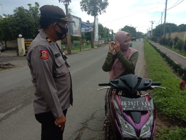  Disiplin Prokes, Polsek Dolok Masihul Bagikan Masker