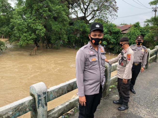  Waspadai Banjir, Polsek Medan Helvetia Cek Debit Air Sungai di Wilayahnya