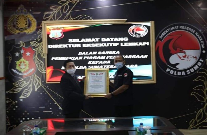  Kapolda Sumut Terima Piagam Penghargaan Truts Award Lemkapi