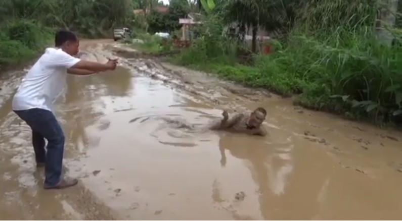  Warga Padang Pulau Mandi Lumpur Protes Pembangunan Tidak Merata