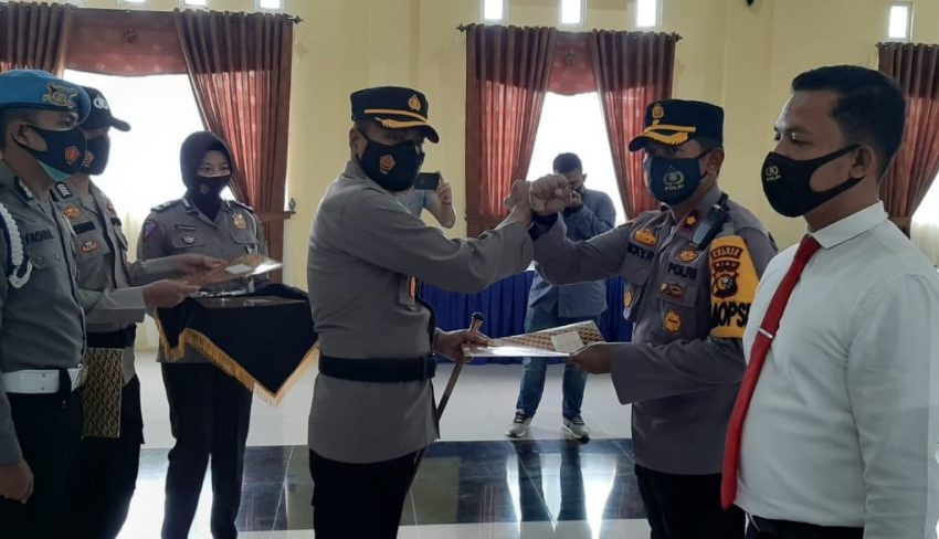  10 Personil Berprestasi Dapat Penghargaan Dari Kapolres Kampar