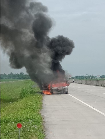  Mobil Toyota Hilux Double Cabin Milik Sekdis BPPRD Batubara Hangus Terbakar