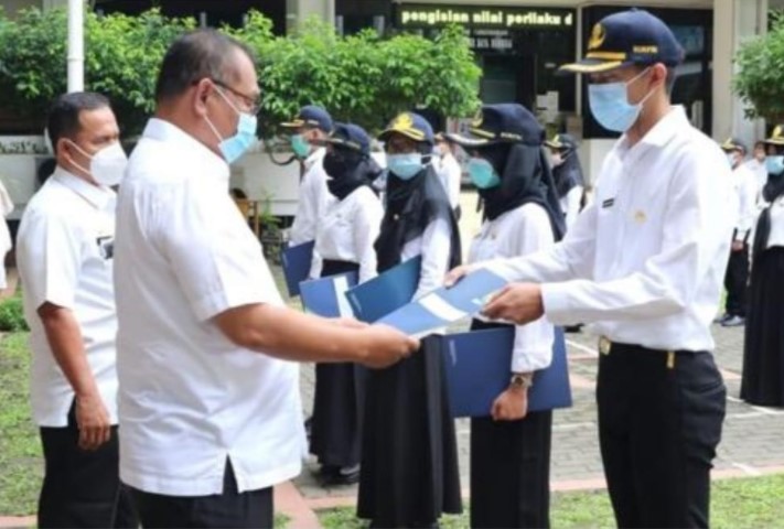 Plt Wali Kota Medan Serahkan 190 SK CPNS