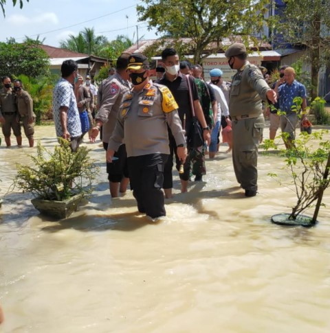 Kapolres Batubara Bersama KSJ Terjang Banjir Santuni Warga Kurang Mampu