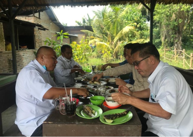  Bupati Sergai Terpilih Kunjungi Warung Pohon Mangga