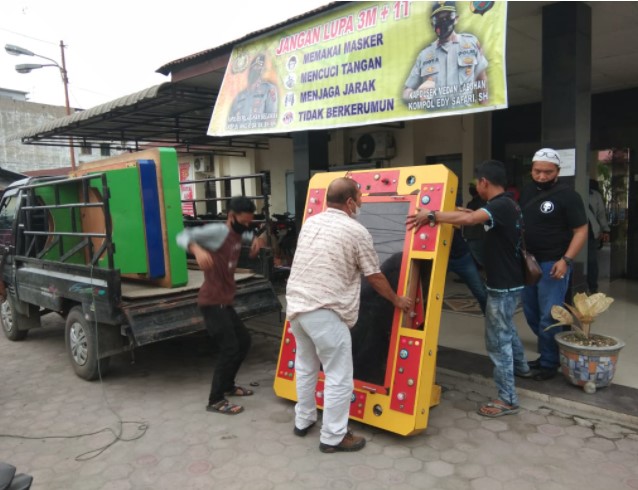  Dua Unit Mesin Judi Ketangkasan di Jalan Rawe Raya Diamankan Polsek Medan Labuhan