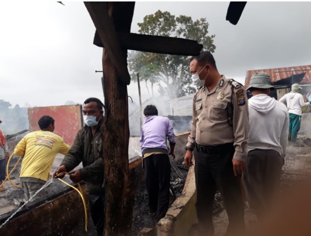 Polisi Bantu Evakuasi Dua Unit Rumah Semi Permanen Dilalap Sijago Merah di Urung Purba