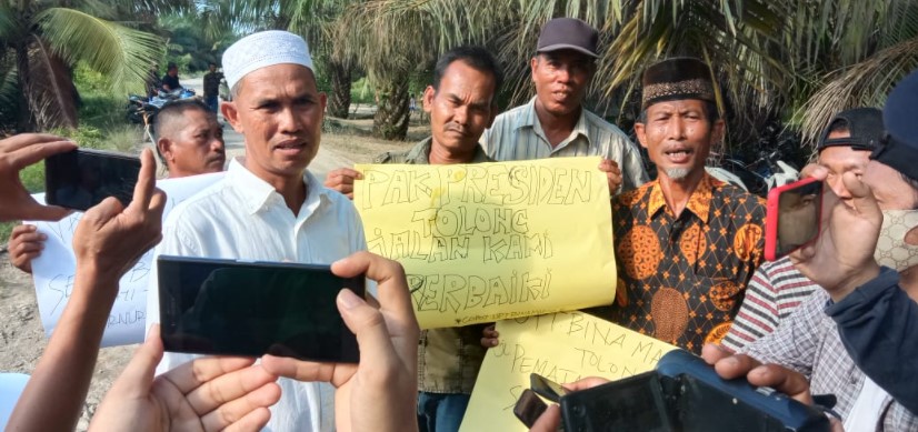  Warga Pematang Sei Baru Protes, Puluhan Tahun Jalan Penghubung Rusak Parah