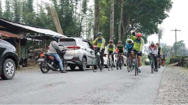 Kapoldasu Bersama PJU dan Kapolres Simalungun Patroli Bersepeda Jaga Kesehatan dan Pantau Kamtibmas